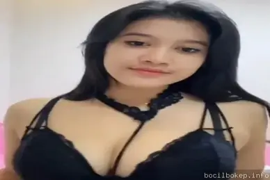 Cewek cantik nakal cosplay pamer tubuh panas di live