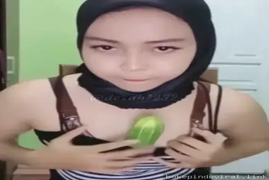 Cewek Jilbab Cantik Live Colmek Pakai Timun Gede Sampe Basah