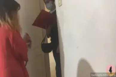 Cewek Nakal Goda Kurir Sampai Ngewe di Tempat