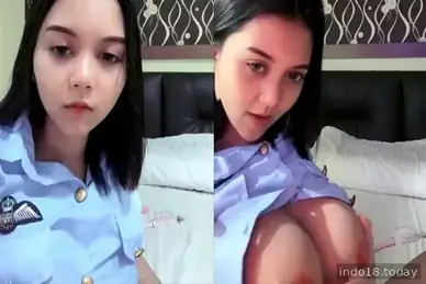 Cewek penjaga seksi colmek sambil pamerin body bikin ngiler